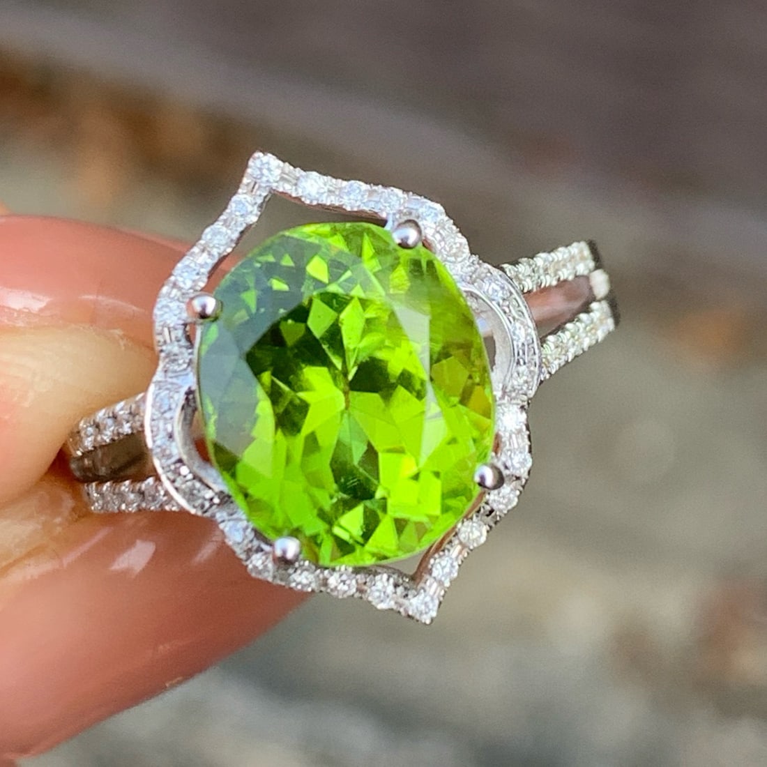 14k Gold 4.1 Ct Natural Peridot & Diamond Ring - 3