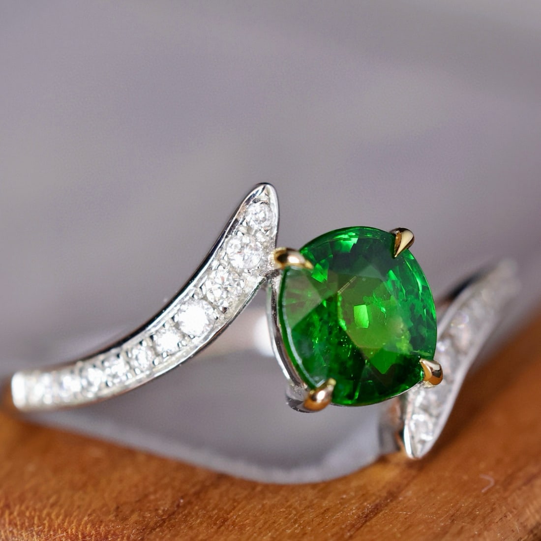 14k Gold 1.34 Ctw Vivid Green Natural Tsavorite & Diamond Ring - 2