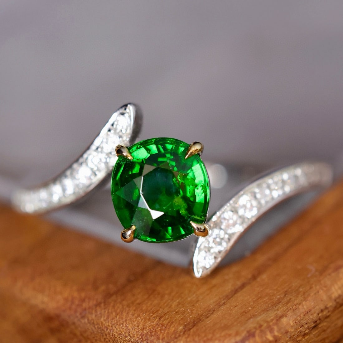 14k Gold 1.34 Ctw Vivid Green Natural Tsavorite & Diamond Ring - 3