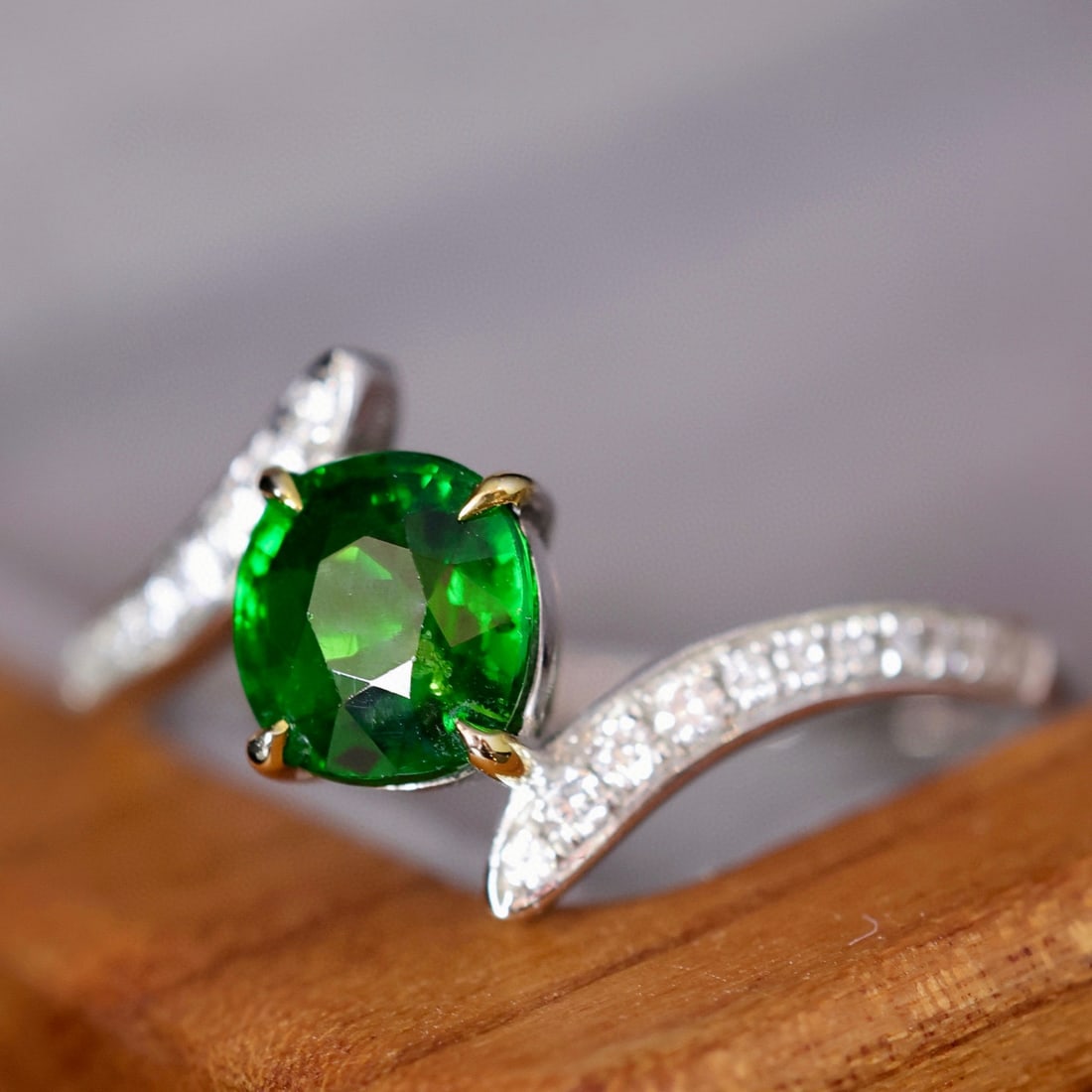 14k Gold 1.34 Ctw Vivid Green Natural Tsavorite & Diamond Ring - 4