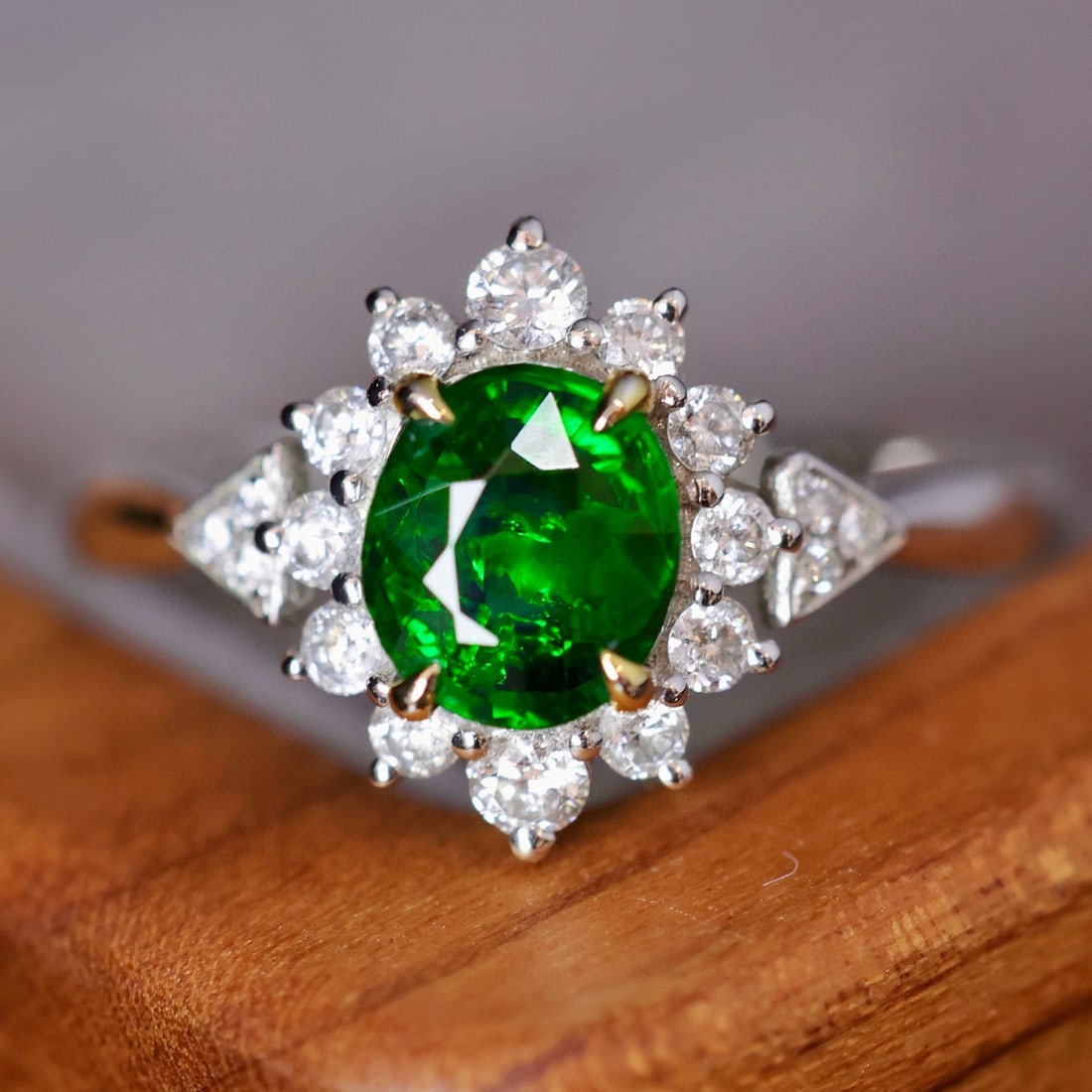 14k Gold 1.51 Ctw Vivid Green Natural Tsavorite & Diamond Ring: Ref:231018257 // gold content:14k gold // ring size:7. 25us // // main gemstone:tsavorite // shape:oval // carat weight:1. 14ct // color:vivid green // treatment:natural // // adjacent gemstone 2 :