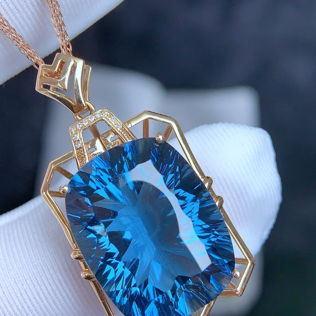 14k Gold 27.65 Ct Natural Topaz & Diamond Pendant( Without Chain ): Ref:231018268 // gold content:14k gold // main gemstone:topaz // shape:cushion // carat weight:27. 65ct // color:blue // treatment:natural // // adjacent gemstone 2 : diamond // shape:round // clarity