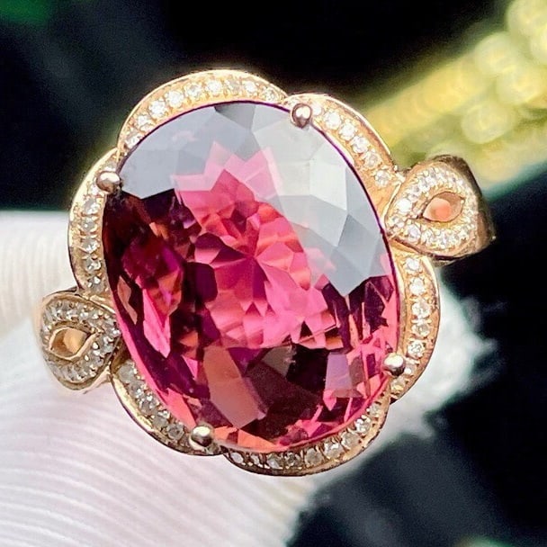 14k Gold 6.5 Ct Natural Tourmaline & Diamond Ring: Ref:231018272 // gold content:14k gold // ring size:7. 25us // // main gemstone:tourmaline // shape:oval // carat weight:6. 5ct // color:red // treatment:natural // // adjacent gemstone 2 : diamond //