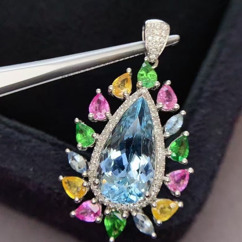 14k Gold 5.3 Ct Natural Aquamarine & Diamond Pendant( Without Chain ): Ref:231018288 // gold content:14k gold // main gemstone:aquamarine // shape:pear // carat weight:5. 3ct // color:blue // treatment:natural // // adjacent gemstone 2 : diamond // shape:round //