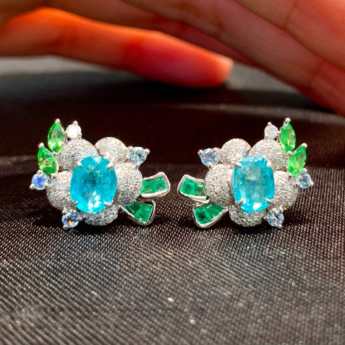 14k Gold 1.8 Ct Natural Paraiba Tourmaline & Diamond Earrings: Ref:231018289 // gold content:14k gold // main gemstone:paraiba tourmaline // shape:oval // carat weight:1. 8ct // color:blue // treatment:natural // // adjacent gemstone 2 : diamond // shape:round