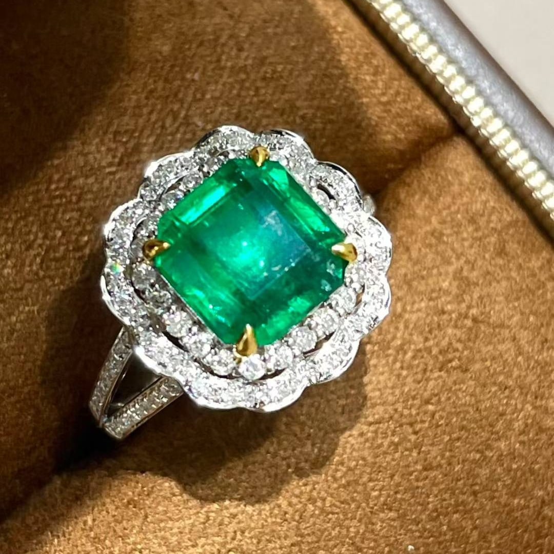 14k Gold 2.5 Ct Vivid Green Natural Emerald & Diamond Ring: Ref:231018306 // gold content:14k gold // ring size:7. 25us // // main gemstone:emerald // shape:octagonal // carat weight:2. 5ct // color:vivid green // treatment:natural // // adjacent gemstone 2 : 
