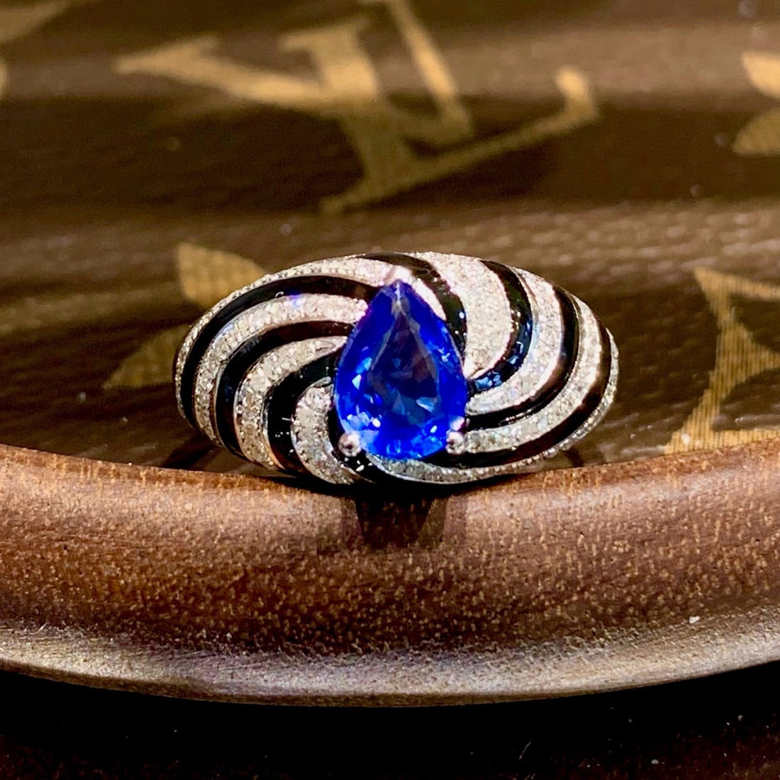 14k Gold 1 Ct Natural Sapphire & Diamond Ring: Ref:231018308 // gold content:14k gold // ring size:7. 25us // // main gemstone:sapphire // shape:pear // carat weight:1ct // color:cornflower blue // treatment:natural // // adjacent gemstone 2 :