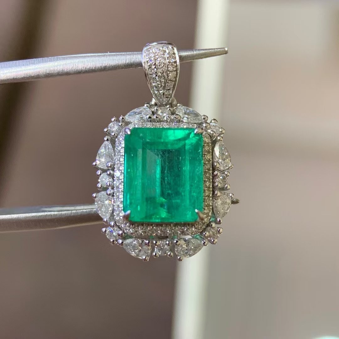 14k Gold 2.26 Ct Natural Emerald & Diamond Pendant( Without Chain ): Ref:231018311 // gold content:14k gold // main gemstone:emerald // shape:octagonal // carat weight:2. 26ct // color:green // treatment:natural // // adjacent gemstone 2 : diamond // shape:multiply // 