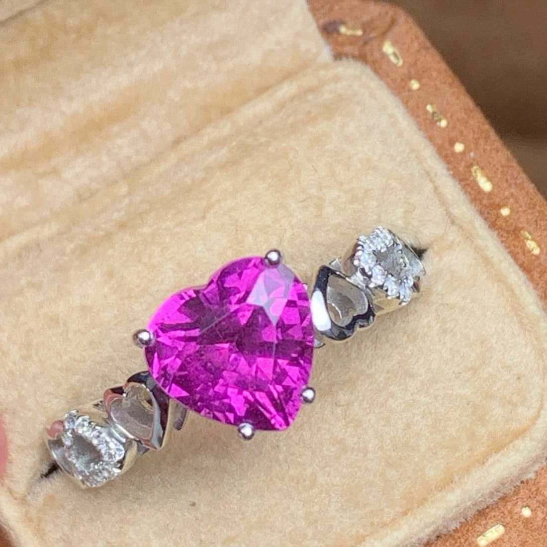 14k Gold 2.01 Ct Natural Garnet & Diamond Ring: Ref:231018316 // gold content:14k gold // ring size:7. 25us // // main gemstone:garnet // shape:heart // carat weight:2. 01ct // color:purple // treatment:natural // // adjacent gemstone 2 : diamond