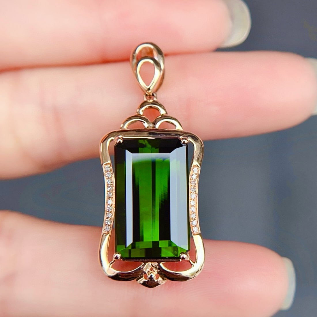 14k Gold 9.86 Ctw Natural Tourmaline & Diamond Pendant( Without Chain ): Ref:231018319 // gold content:14k gold // main gemstone:tourmaline // shape:octagonal // carat weight:9. 8ct // color:green // treatment:natural // // adjacent gemstone 2 : diamond // number of stones