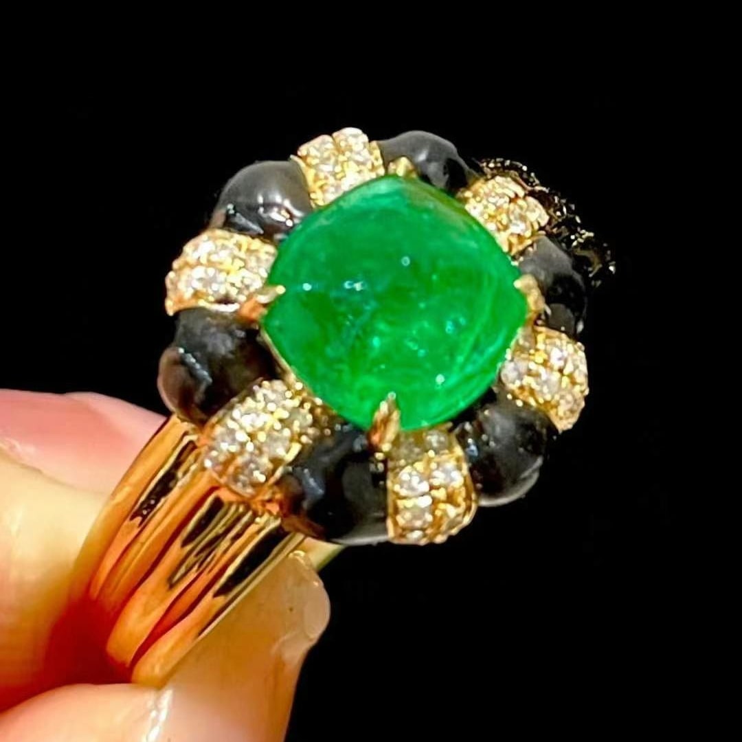14k Gold 1.35 Ct Vivid Green Natural Emerald & Diamond Ring: Ref:231018335 // gold content:14k gold // ring size:7. 25us // // main gemstone:emerald // shape:suger-loaf // carat weight:1. 35ct // color:vivid green // treatment:natural // // adjacent gemstone 2