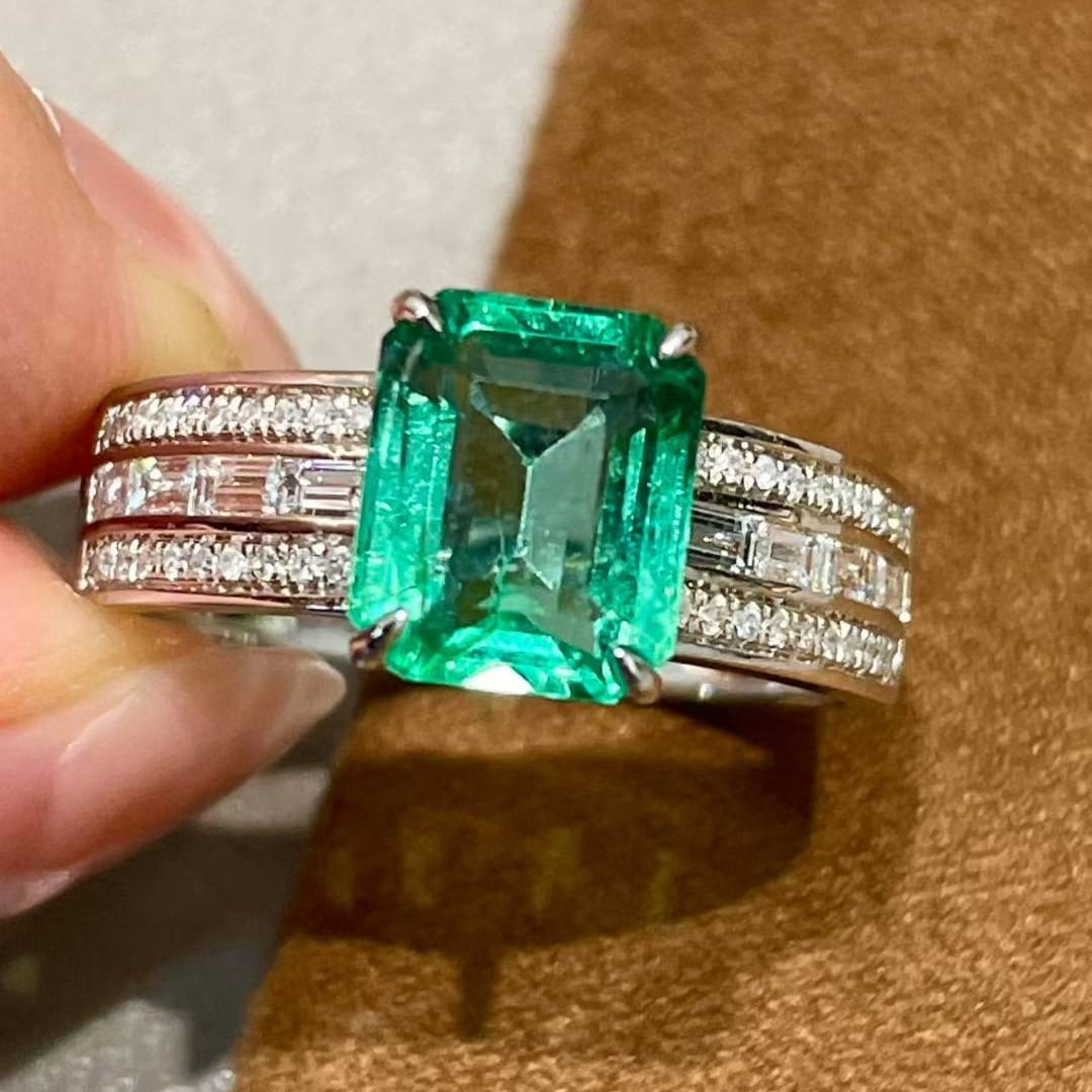 14k Gold 2 Ct Vivid Green Natural Emerald & Diamond Ring: Ref:231018336 // gold content:14k gold // ring size:7. 25us // // main gemstone:emerald // shape:octagonal // carat weight:2ct // color:vivid green // treatment:natural // // adjacent gemstone 2 :