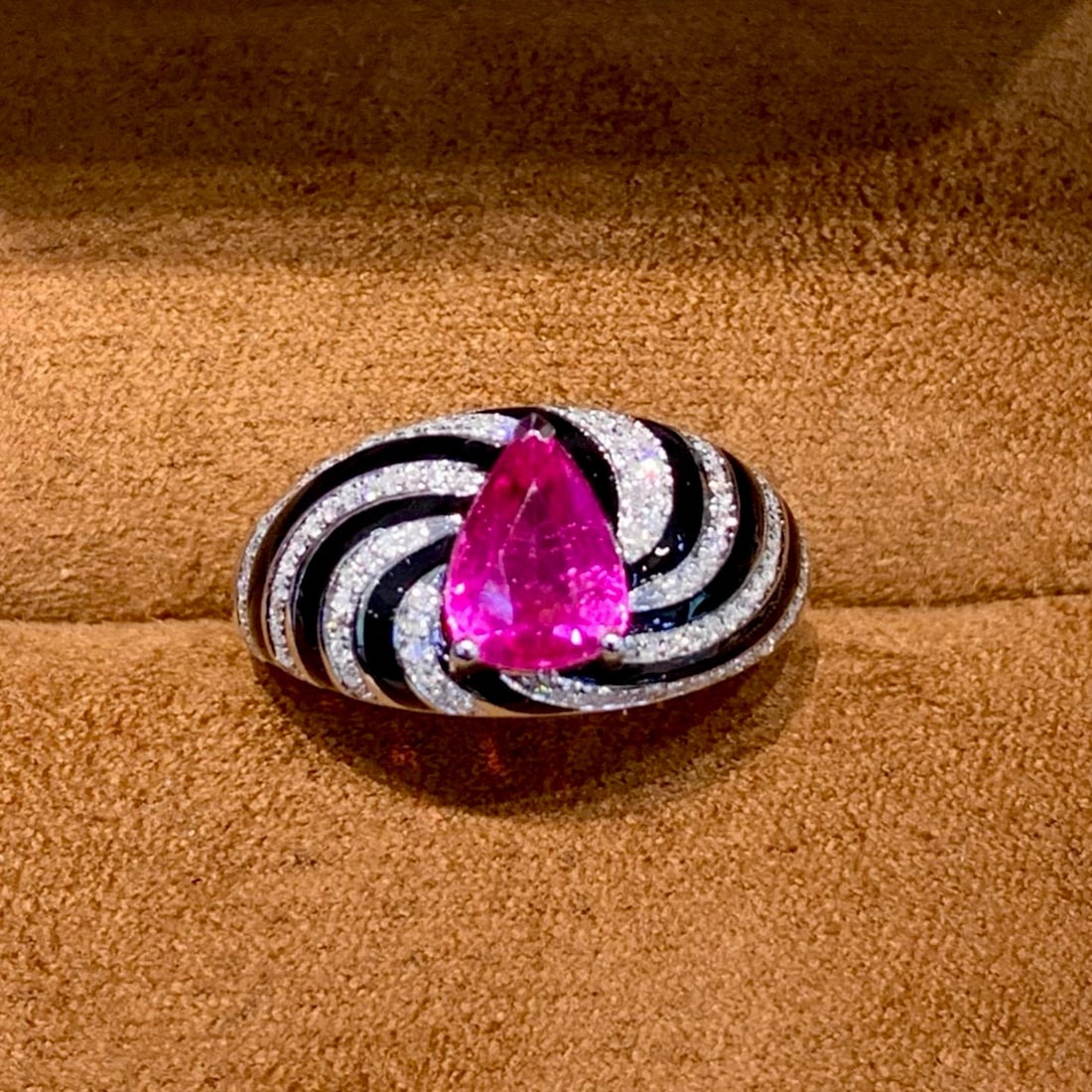14k Gold 1.45 Ct Natural Ruby & Diamond Ring: Ref:231018338 // gold content:14k gold // ring size:7. 25us // // main gemstone:ruby // shape:pear // carat weight:1. 45ct // color:red // treatment:natural // // adjacent gemstone 2 : diamond //