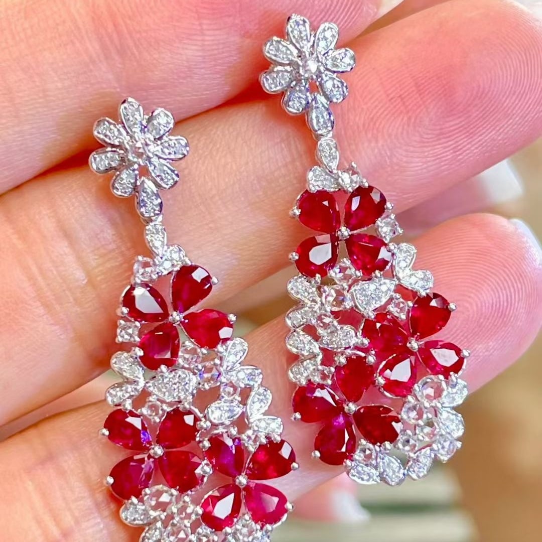 14k Gold 4.5 Ct Natural Ruby & Diamond Earrings: Ref:231018342 // gold content:14k gold // main gemstone:ruby // shape:pear // carat weight:4. 5ct // color:pigeonblood red // treatment:natural // // adjacent gemstone 2 : diamond // shape:round //