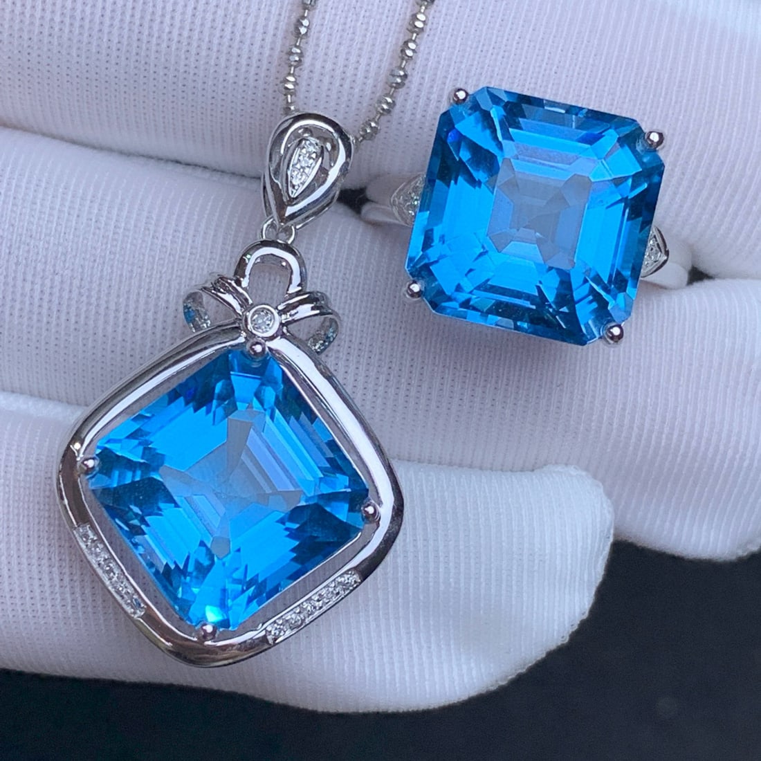 14k Gold 20.30 Ct Natural Topaz & Diamond Jewelry Set: Ref:231018351 // gold content:14k gold // ring size:7. 25us // // pendant(without chain) // main gemstone:topaz // shape:asscher // carat weight:10. 55ct // color:blue // treatment:natural // // adjac