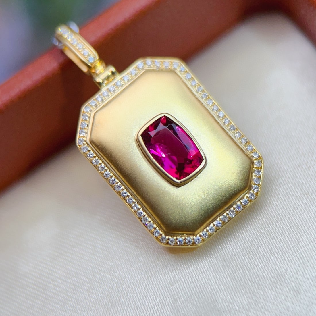 14k Gold 0.6 Ct Natural Tourmaline & Diamond Pendant( Without Chain ): Ref:231018355 // gold content:14k gold // main gemstone:tourmaline // shape:cushion // carat weight:0. 6ct // color:red // treatment:natural // // adjacent gemstone 2 : diamond // number of stones:69