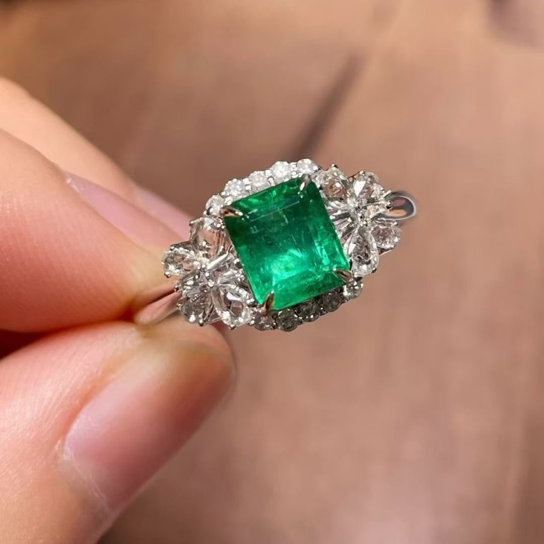 14k Gold 1.2 Ctw Vivid Green Natural Emerald & Diamond Ring: Ref:231018364 // gold content:14k gold // ring size:7. 25us // // main gemstone:emerald // shape:octagonal // carat weight:1. 1ct // color:vivid green // treatment:natural // // adjacent gemstone 2 :