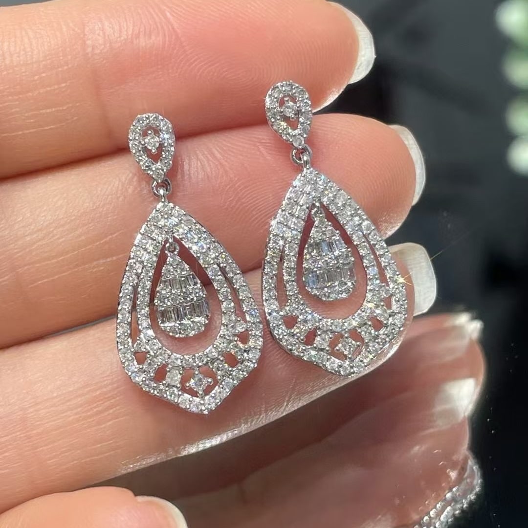 14k Gold 1 Ct Natural H Diamond Earrings: Ref:231018386 // gold content:14k gold // main gemstone:diamond // shape:multiply // carat weight:1ct // clarity grade:vs-si // color:h // treatment:natural // Low Estimate: 4600 Condition: New High