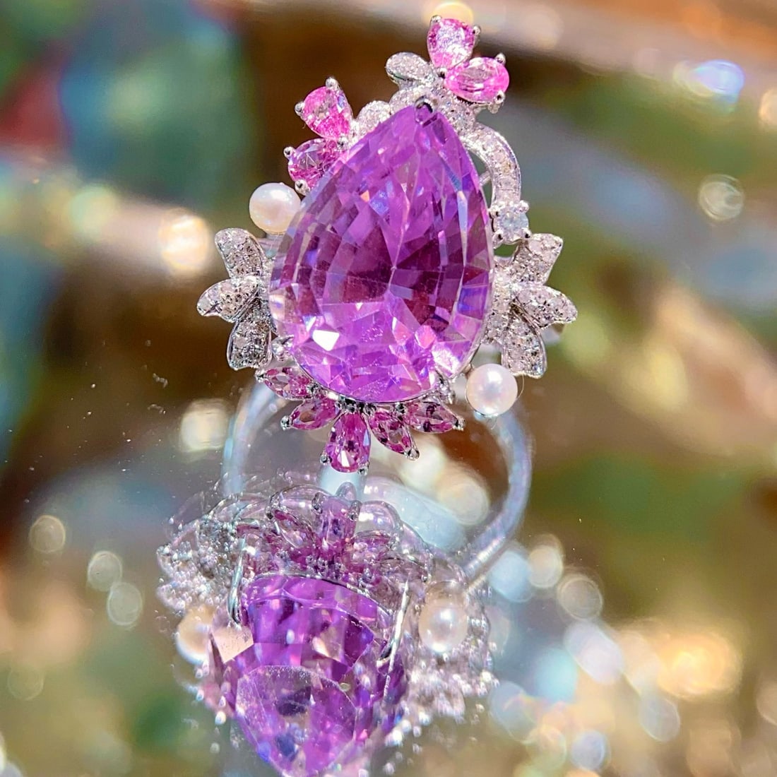 14k Gold 13.5 Ct Natural Kunzite & Diamond Ring: Ref:231018392 // gold content:14k gold // ring size:7. 25us // // main gemstone:kunzite // shape:pear // carat weight:13. 5ct // color:purple // treatment:natural // // adjacent gemstone 2 : diamond