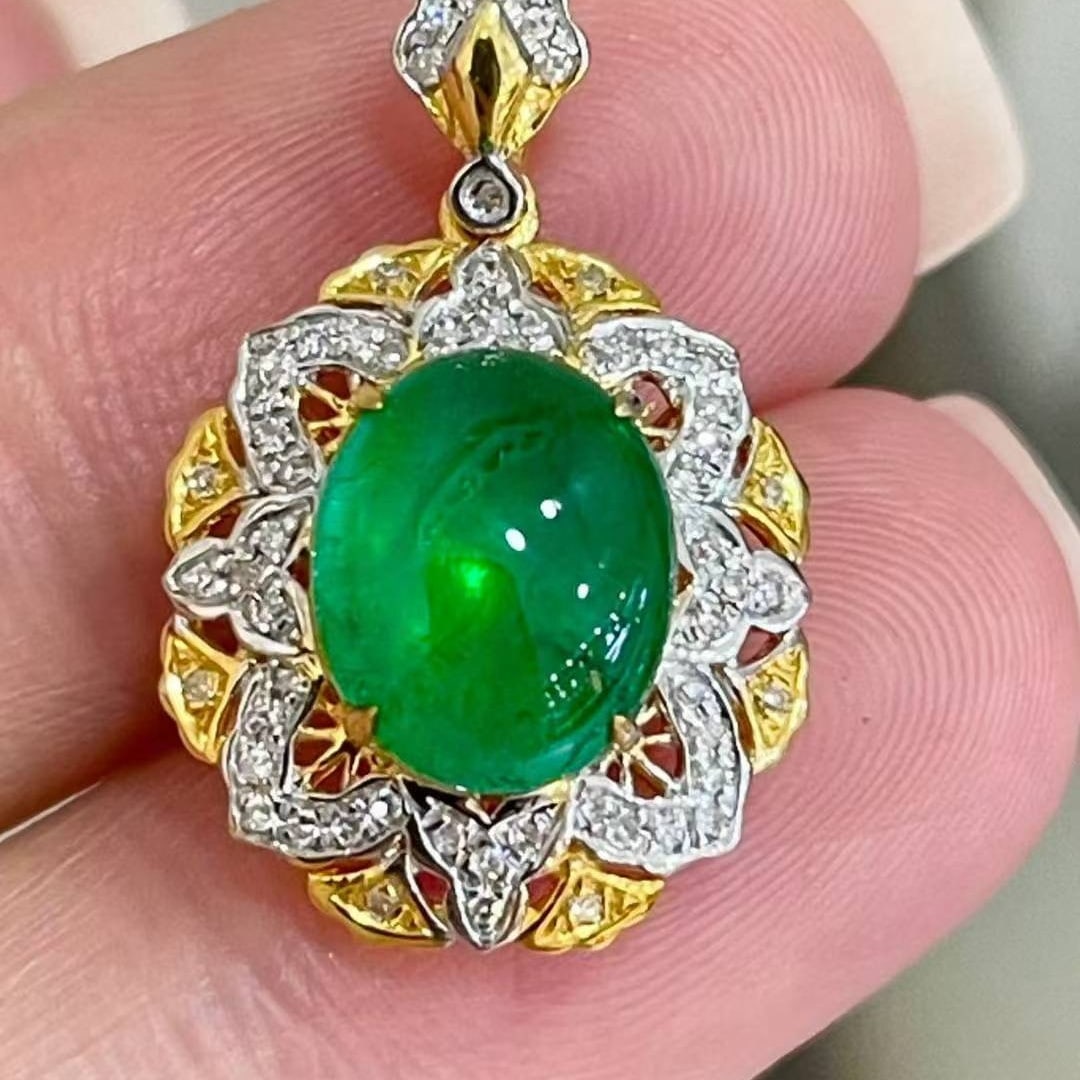 14k Gold 2 Ct Vivid Green Natural Emerald & Diamond Pendant( Without Chain ): Ref:231018396 // gold content:14k gold // main gemstone:emerald // shape:oval // carat weight:2ct // color:vivid green // treatment:natural // // adjacent gemstone 2 : diamond // shape:round //
