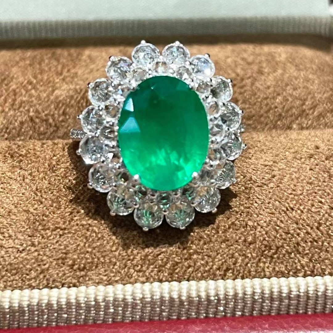 14k Gold 3.2 Ct Vivid Green Natural Emerald & Diamond & Sapphire Ring - 2