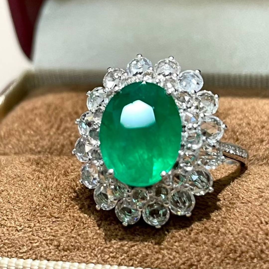 14k Gold 3.2 Ct Vivid Green Natural Emerald & Diamond & Sapphire Ring - 5
