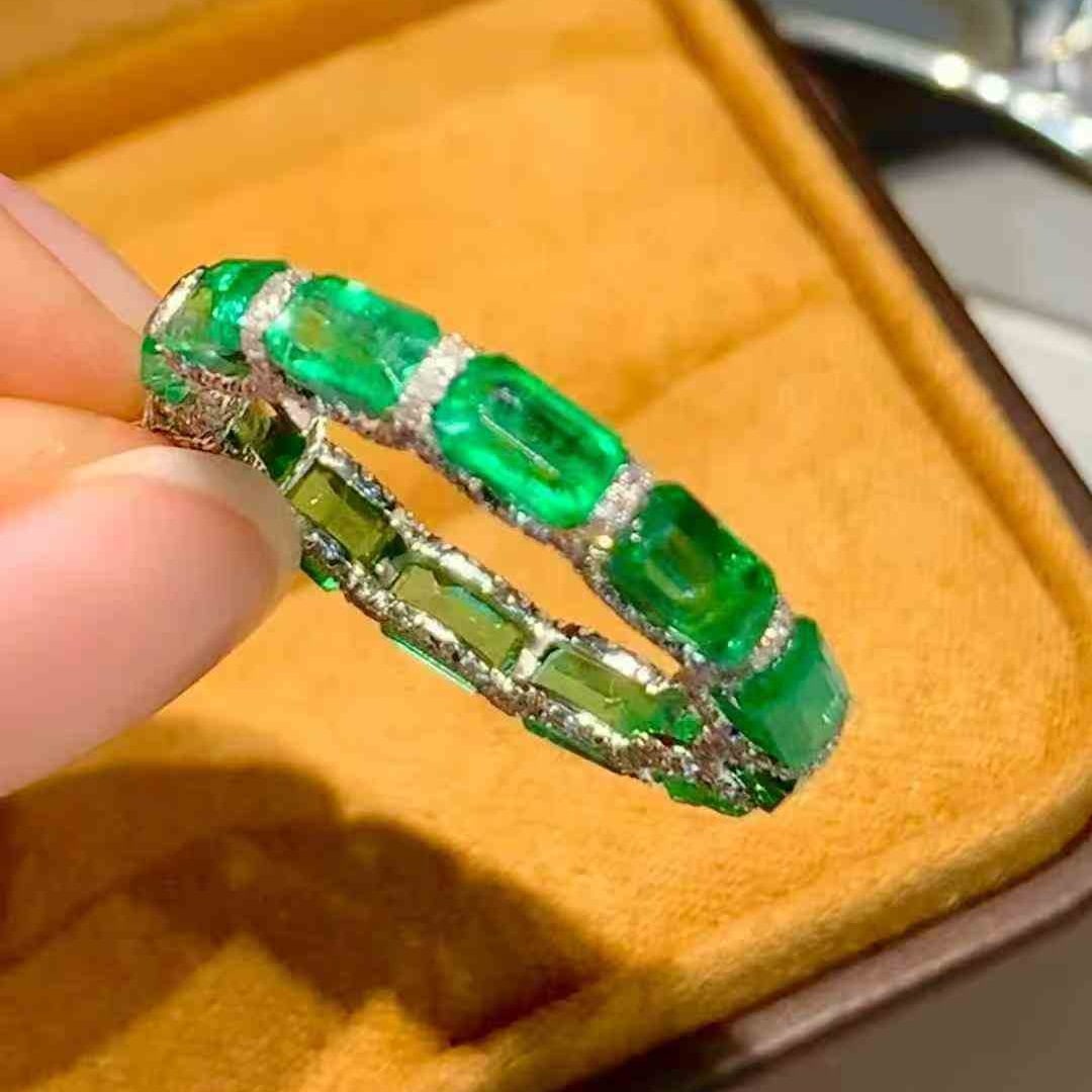 14k Gold 3.6 Ct Vivid Green Natural Emerald & Diamond Ring - 3
