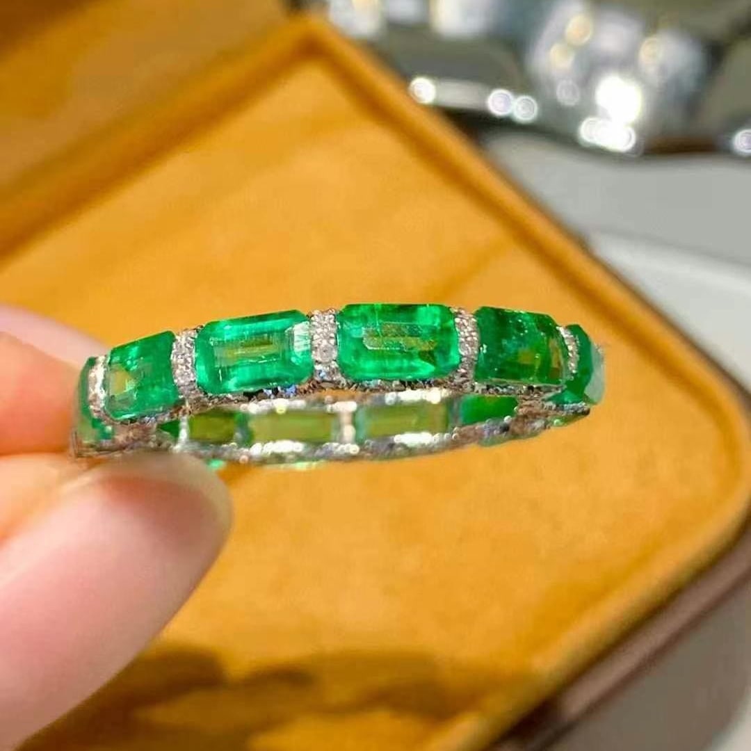 14k Gold 3.6 Ct Vivid Green Natural Emerald & Diamond Ring - 4
