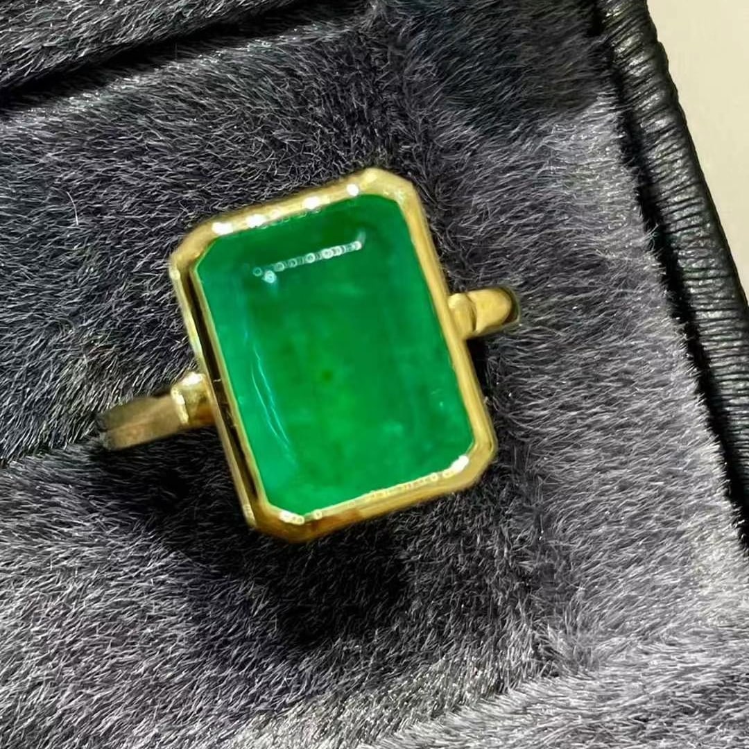 14k Gold 5.32 Ct Vivid Green Natural Emerald Ring: Ref:231018403 // gold content:14k gold // ring size:7. 25us // // main gemstone:emerald // shape:octagonal // carat weight:5. 32ct // color:vivid green // treatment:natural // High Estimate: 7900