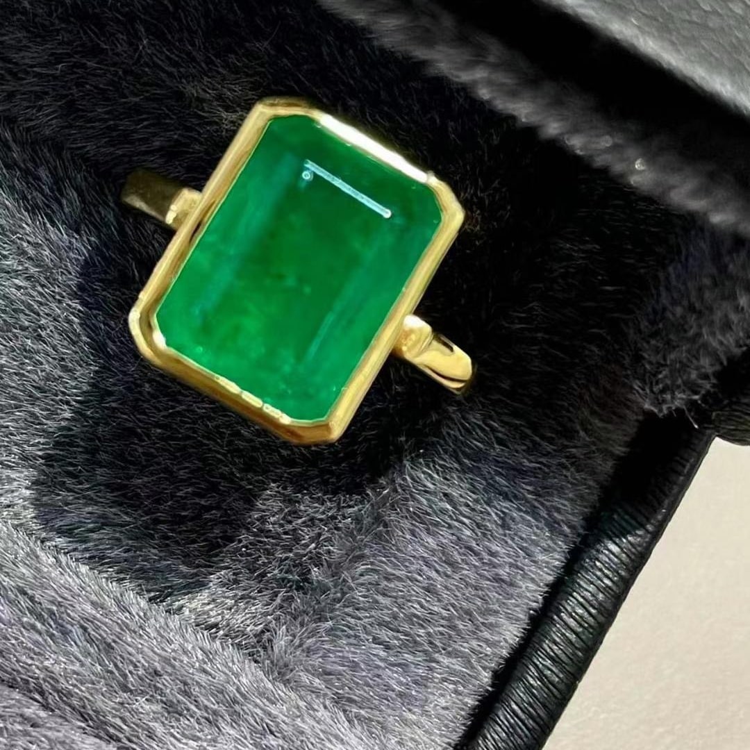14k Gold 5.32 Ct Vivid Green Natural Emerald Ring - 4