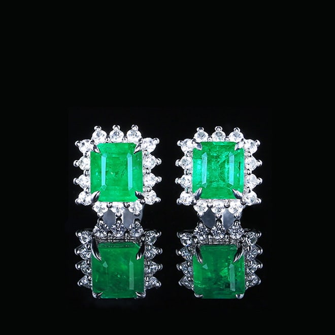 14k Gold 2.1 Ct Vivid Green Natural Emerald & Sapphire Earrings: Ref:231018445 // gold content:14k gold // main gemstone:emerald // shape:octagonal // carat weight:2. 1ct // color:vivid green // treatment:natural // // adjacent gemstone 2 : sapphire // number of