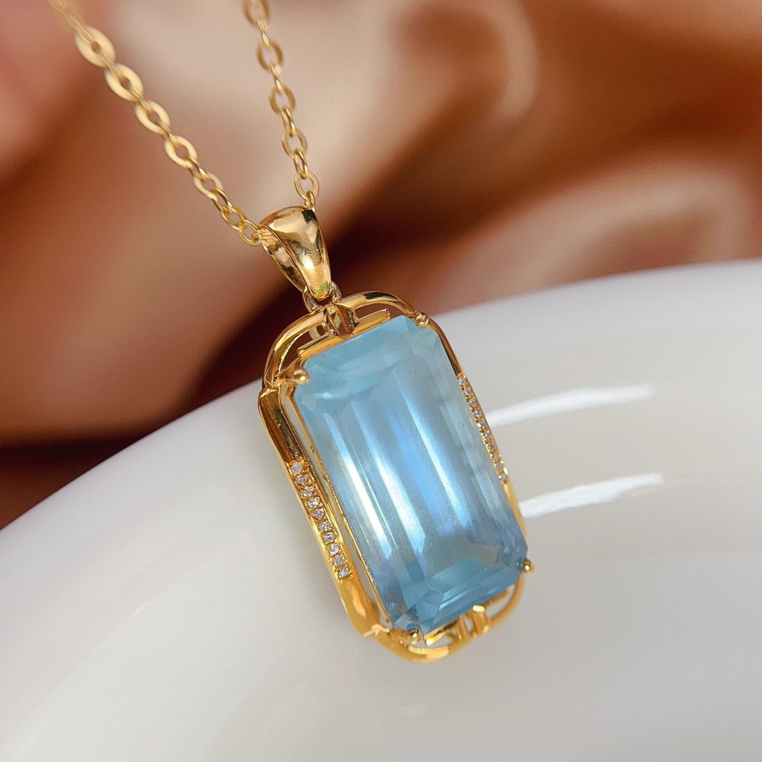 14k Gold 12.75 Ct Natural Aquamarine & Diamond Pendant( Without Chain ): Ref:231019017 // gold content:14k gold // main gemstone:aquamarine // shape:octagonal // carat weight:12. 75ct // color:blue // treatment:natural // // adjacent gemstone 2 : diamond // number of