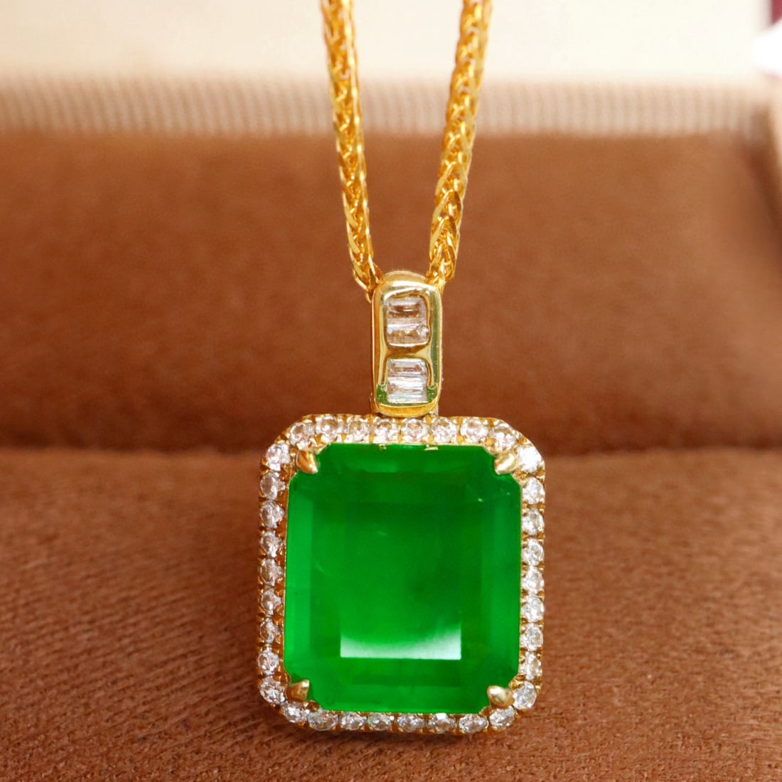 14k Gold 3.15 Ctw Natural Emerald & Diamond Pendant( Without Chain ): Ref:231019021 // gold content:14k gold // main gemstone:emerald // shape:octagonal // carat weight:2. 80ct // color:green // treatment:natural // // adjacent gemstone 2 : diamond // shape:multiply // 
