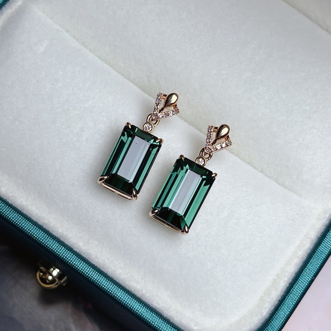 14k Gold 4.6 Ct Natural Tourmaline & Diamond Earrings: Ref:231019022 // gold content:14k gold // main gemstone:tourmaline // shape:octagonal // carat weight:4. 6ct // color:green // treatment:natural // // adjacent gemstone 2 : diamond // number of