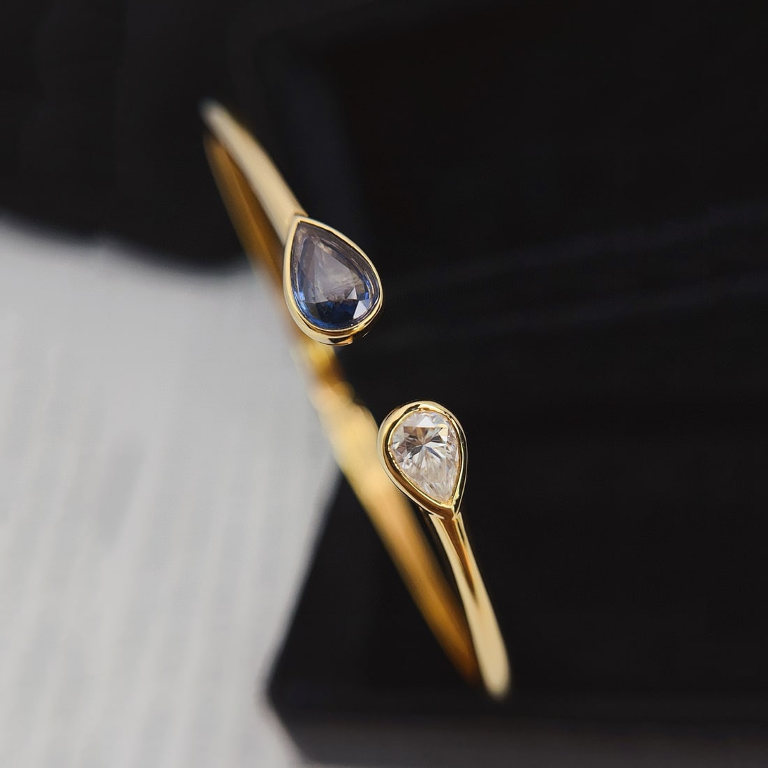 14k Gold 1.2 Ct Natural Sapphire & Sapphire Bangle: Ref:231019028 // gold content:14k gold // main gemstone:sapphire // shape:pear // carat weight:1. 2ct // color:blue // treatment:natural // // adjacent gemstone 2 : sapphire // number of stones:1 //