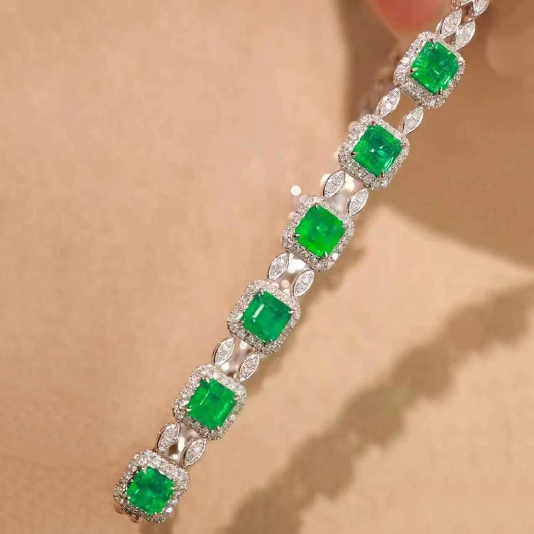 14k Gold 3.65 Ctw Natural Emerald & Diamond Bracelet: Ref:231019033 // gold content:14k gold // main gemstone:emerald // shape:octagonal // carat weight:2. 75ct // color:green // treatment:natural // // adjacent gemstone 2 : diamond // shape:round // car