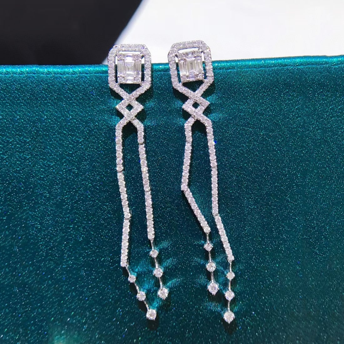 14k Gold 1.3 Ct Natural H Diamond Earrings: Ref:231019034 // gold content:14k gold // main gemstone:diamond // shape:multiply // carat weight:1. 3ct // clarity grade:vs-si // color:h // treatment:natural // Low Estimate: 5900 High Estimate: 890