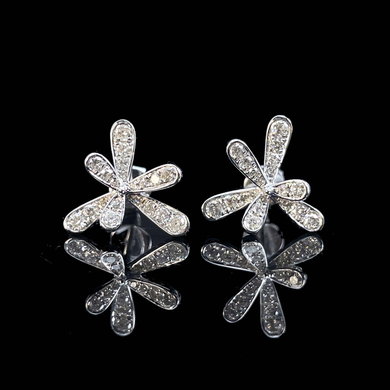14k Gold 0.42 Ct Natural H Diamond Earrings: Ref:231019037 // gold content:14k gold // main gemstone:diamond // shape:round // carat weight:0. 42ct // clarity grade:vs-si // color:h // treatment:natural // cut grade:g // Condition: New High