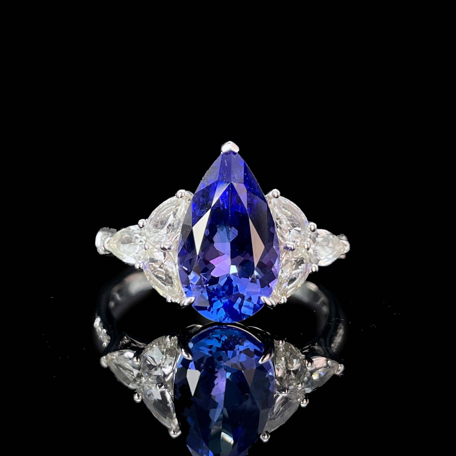 14k Gold 2.08 Ct Natural Tanzanite & Diamond Ring: Ref:231019040 // gold content:14k gold // ring size:7. 25us // // main gemstone:tanzanite // shape:pear // carat weight:2. 08ct // color:blue // treatment:natural // // adjacent gemstone 2 : diamond