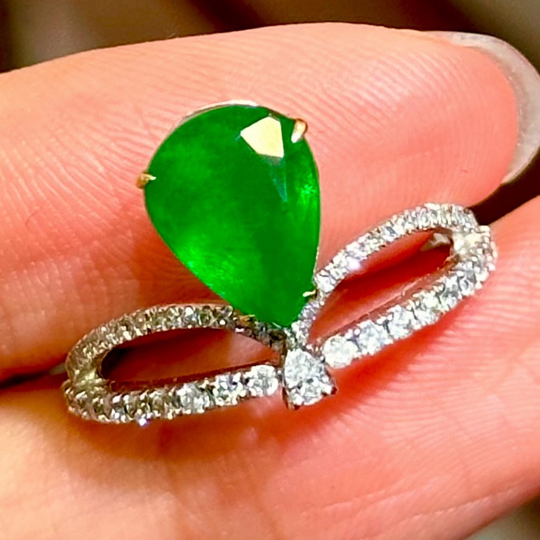 14k Gold 2 Ct Natural Emerald & Diamond Ring: Ref:231019042 // gold content:14k gold // ring size:7. 25us // // main gemstone:emerald // shape:pear // carat weight:2ct // color:green // treatment:natural // // adjacent gemstone 2 : diamond //