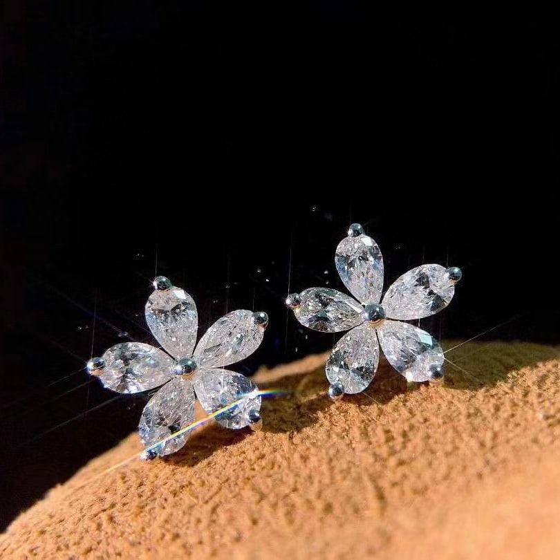 14k Gold 0.35 Ct Natural H Diamond Earrings: Ref:231019053 // gold content:14k gold // main gemstone:diamond // shape:pear // carat weight:0. 35ct // clarity grade:vs-si // color:h // treatment:natural // High Estimate: 2100 Low Estimate: 1400