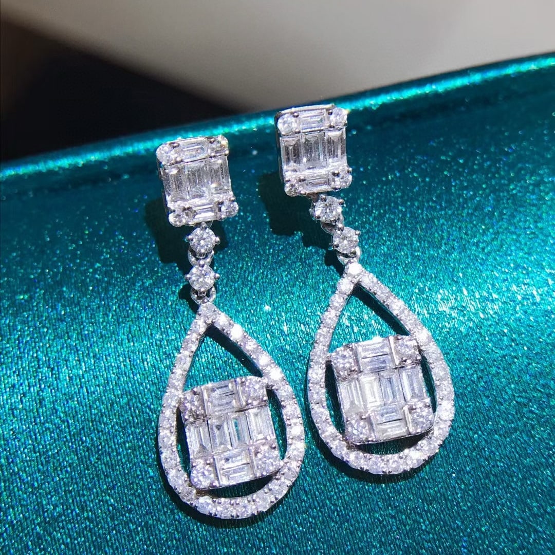 14k Gold 1.7 Ct Natural H Diamond Earrings: Ref:231019055 // gold content:14k gold // main gemstone:diamond // shape:multiply // carat weight:1. 7ct // clarity grade:vs-si // color:h // treatment:natural // Low Estimate: 5900 High Estimate: 890