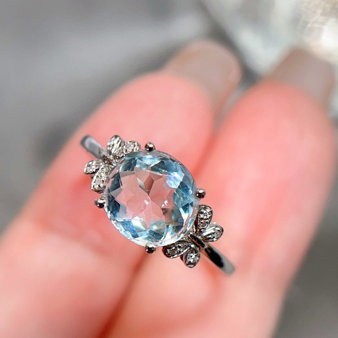 14k Gold 1.2 Ct Natural Aquamarine & Diamond Ring: Ref:231019062 // gold content:14k gold // ring size:7. 25us // // main gemstone:aquamarine // shape:oval // carat weight:1. 2ct // color:blue // treatment:natural // // adjacent gemstone 2 : diamond