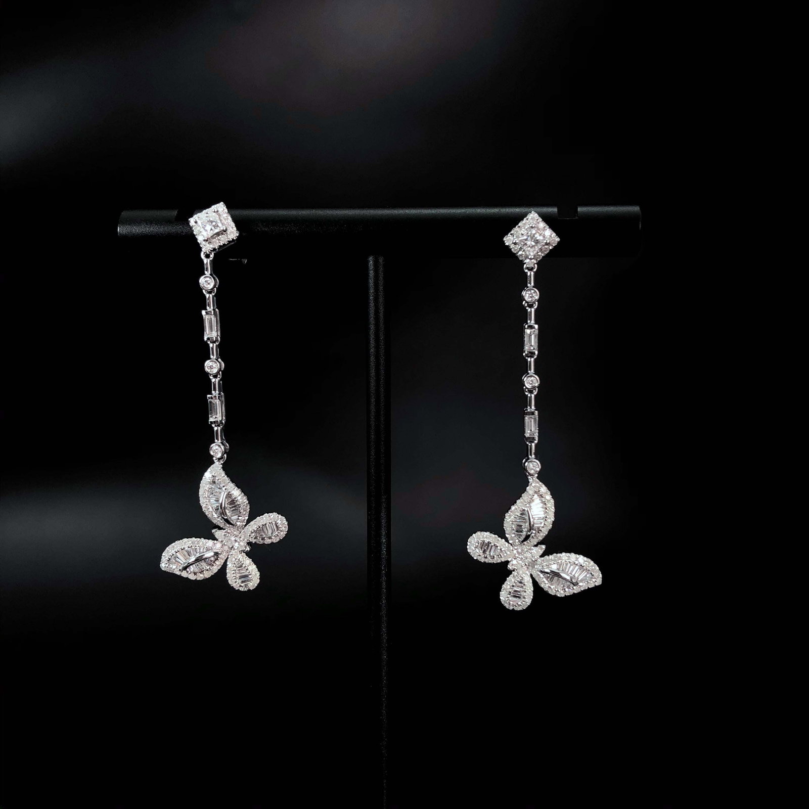 14k Gold 1.08 Ct Natural H Diamond Earrings: Ref:231019067 // gold content:14k gold // main gemstone:diamond // shape:multiply // carat weight:1. 08ct // clarity grade:vs-si // color:h // treatment:natural // High Estimate: 5300 Low Estimate: