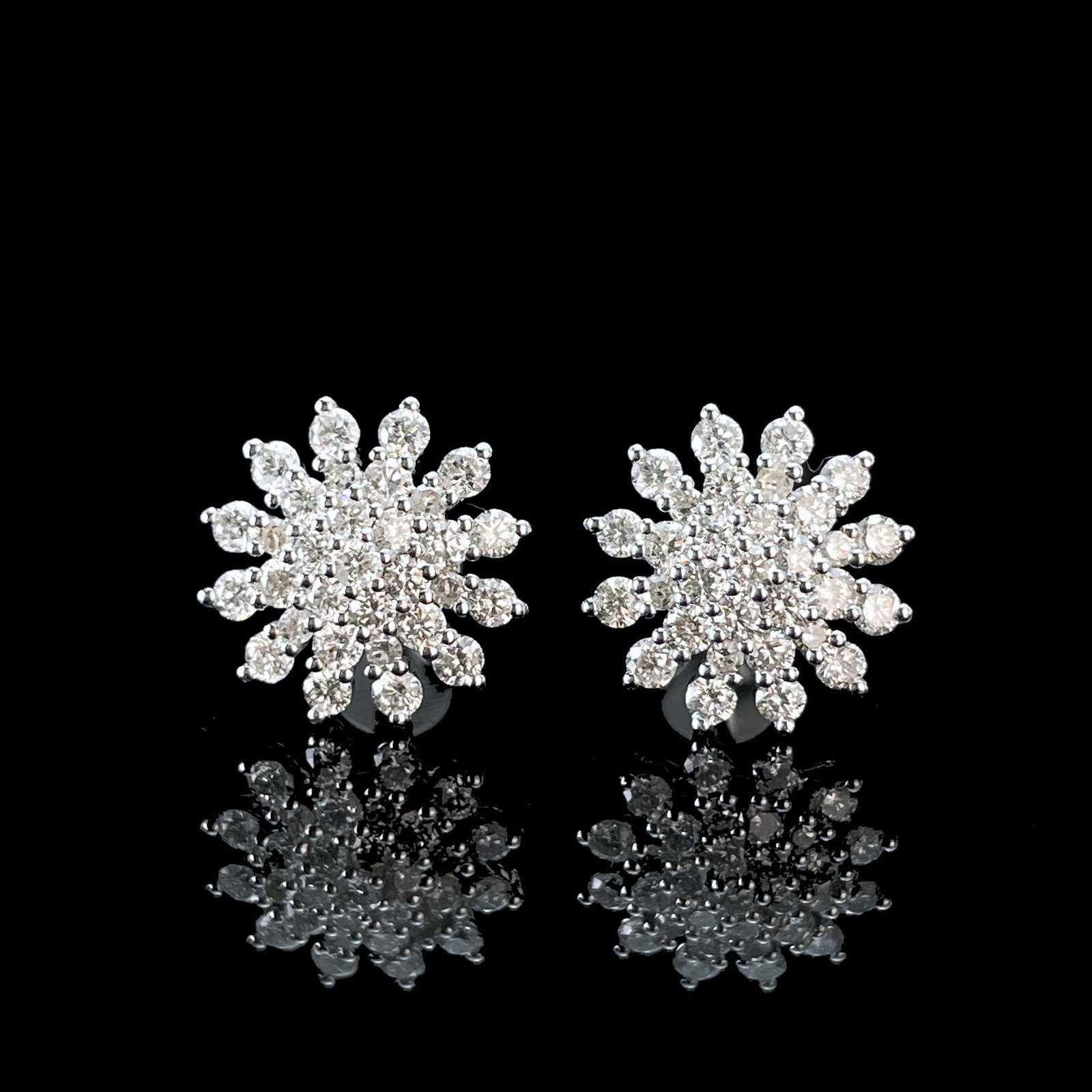 14k Gold 1 Ct Natural H Diamond Earrings: Ref:231019070 // gold content:14k gold // main gemstone:diamond // shape:round // carat weight:1ct // clarity grade:vs-si // color:h // treatment:natural // cut grade:g // Low Estimate: 2400