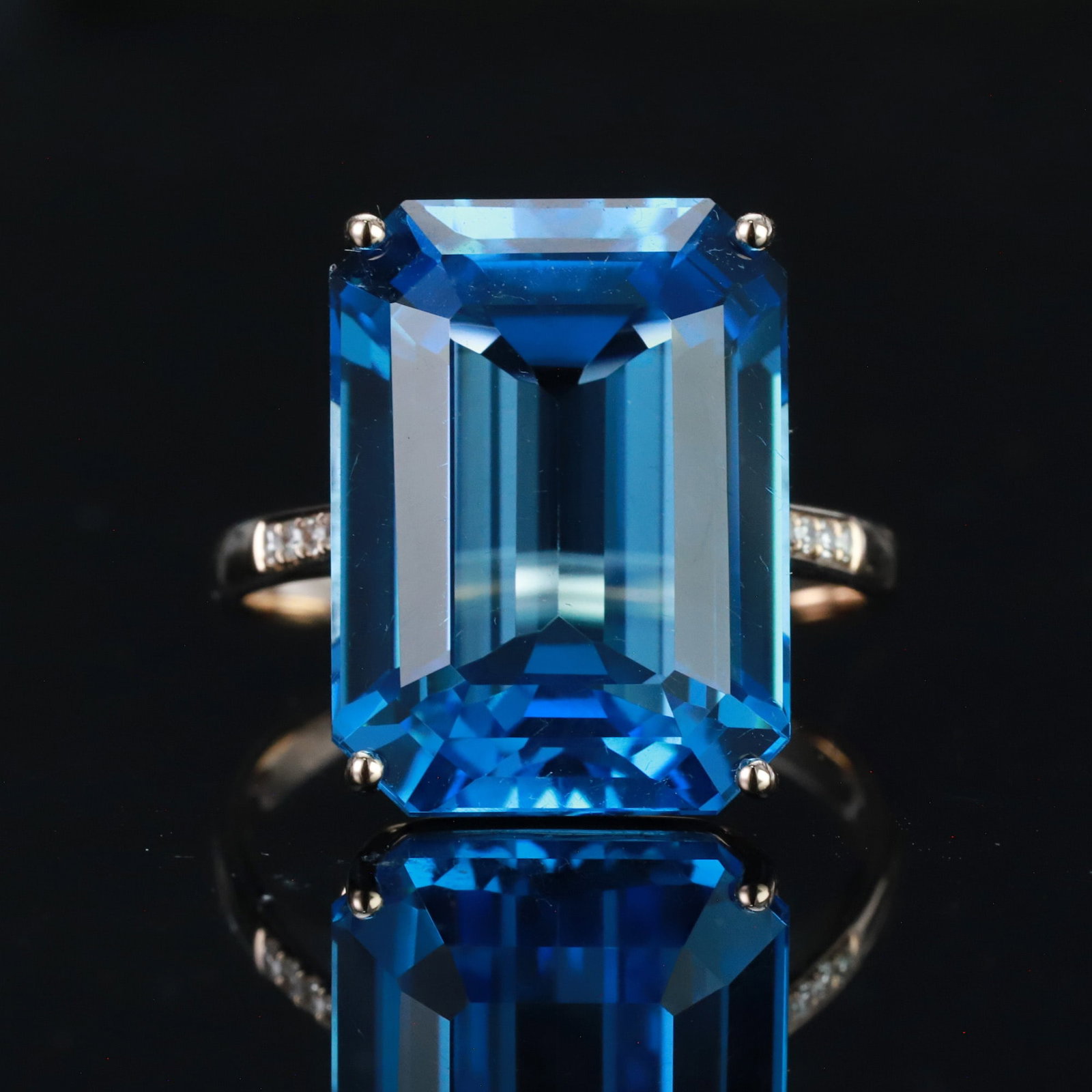 14k Gold 15.55 Ct Natural Topaz & Diamond Ring: Ref:231019073 // gold content:14k gold // ring size:7. 25us // // main gemstone:topaz // shape:octagonal // carat weight:15. 55ct // color:blue // treatment:natural // // adjacent gemstone 2 :