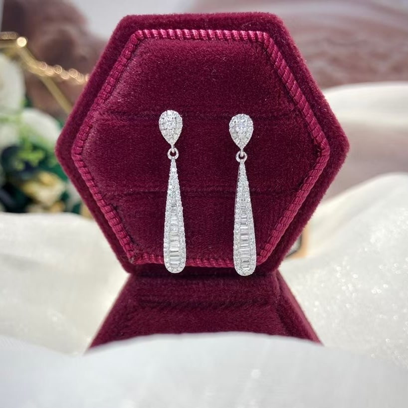 14k Gold 0.6 Ct Natural H Diamond Earrings: Ref:231019075 // gold content:14k gold // main gemstone:diamond // shape:multiply // carat weight:0. 6ct // clarity grade:vs-si // color:h // treatment:natural // Condition: New High Estimate: 2600