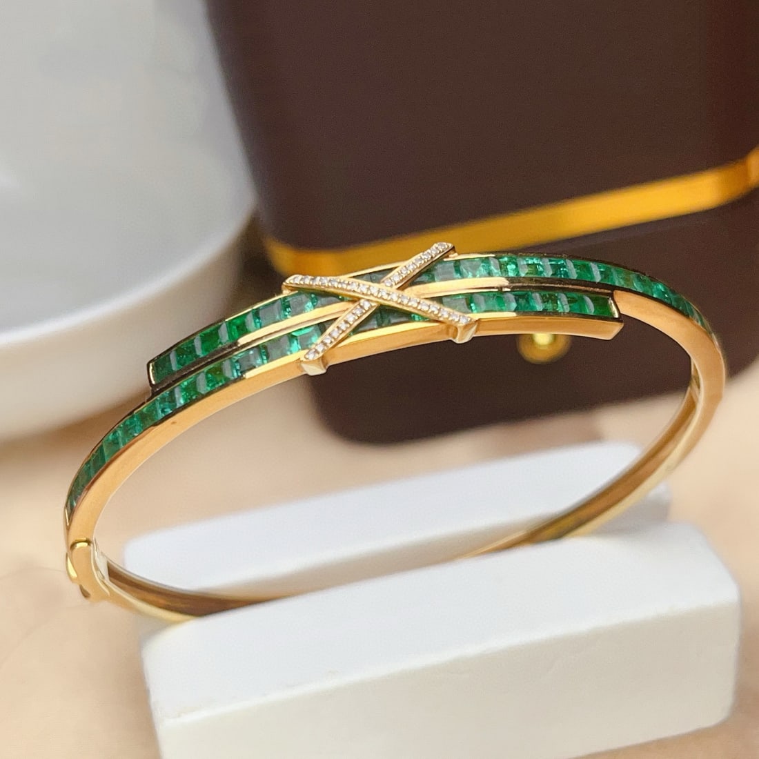 14k Gold 5.06 Ct Natural Emerald & Diamond Bangle: Ref:231019077 // gold content:14k gold // main gemstone:emerald // shape:square // carat weight:5. 06ct // color:green // treatment:natural // // adjacent gemstone 2 : diamond // number of stones:34