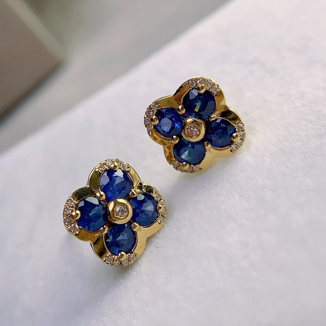 14k Gold 2 Ct Natural Sapphire & Diamond Earrings: Ref:231019094 // gold content:14k gold // main gemstone:sapphire // shape:round // carat weight:2ct // color:blue // treatment:natural // cut grade:g // // adjacent gemstone 2 : diamond // number of