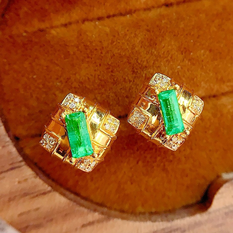 14k Gold 0.6 Ct Natural Emerald & Diamond Earrings: Ref:231019102 // gold content:14k gold // main gemstone:emerald // shape:rectangle // carat weight:0. 6ct // color:green // treatment:natural // // adjacent gemstone 2 : diamond // number of
